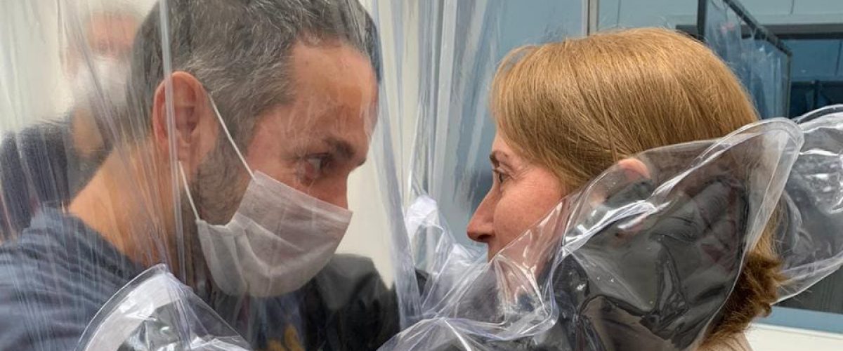 Coronavírus: Cortina do Abraço Permite Proximidade Durante o Isolamento Social