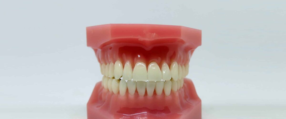 Qual é a importância da prótese dentária para idosos