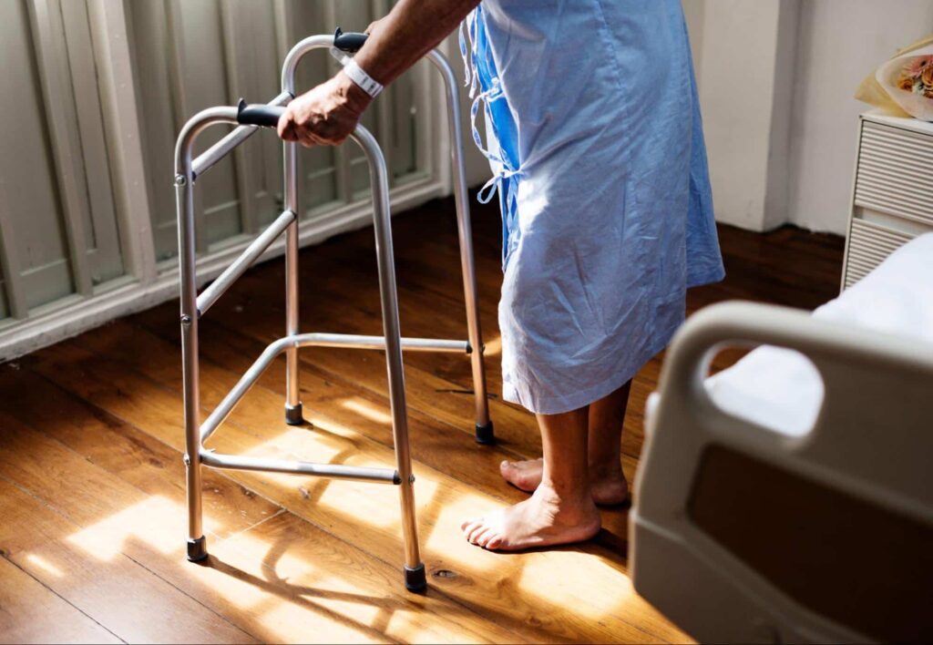 Cuidados com a Saúde dos Pés em Idosos: Prevenção de Problemas e Calçados Adequados